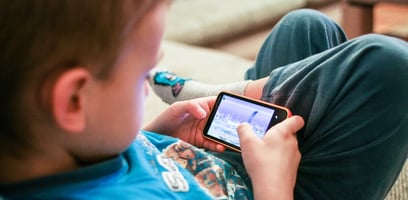 kids-like-mobile-games-picjumbo-com.jpg